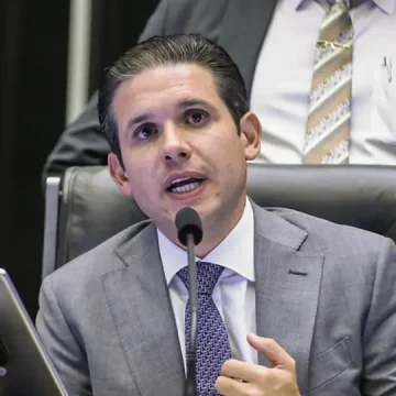 Hugo Motta Ignora Ameaças de Eduardo Bolsonaro e Sanções dos EUA Após Decisão na Câmara