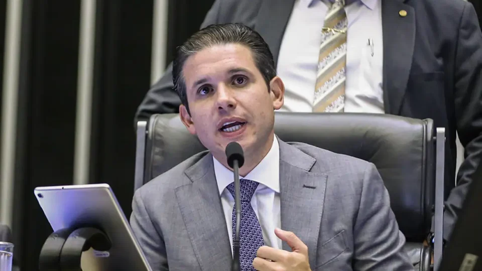 deputados_hugo_motta-960x540 Hugo Motta Ignora Ameaças de Eduardo Bolsonaro e Sanções dos EUA Após Decisão na Câmara