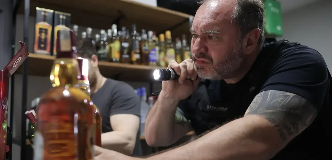 Fiscalização de bebidas (Foto: Pablo Jacob/ Governo de São Paulo)