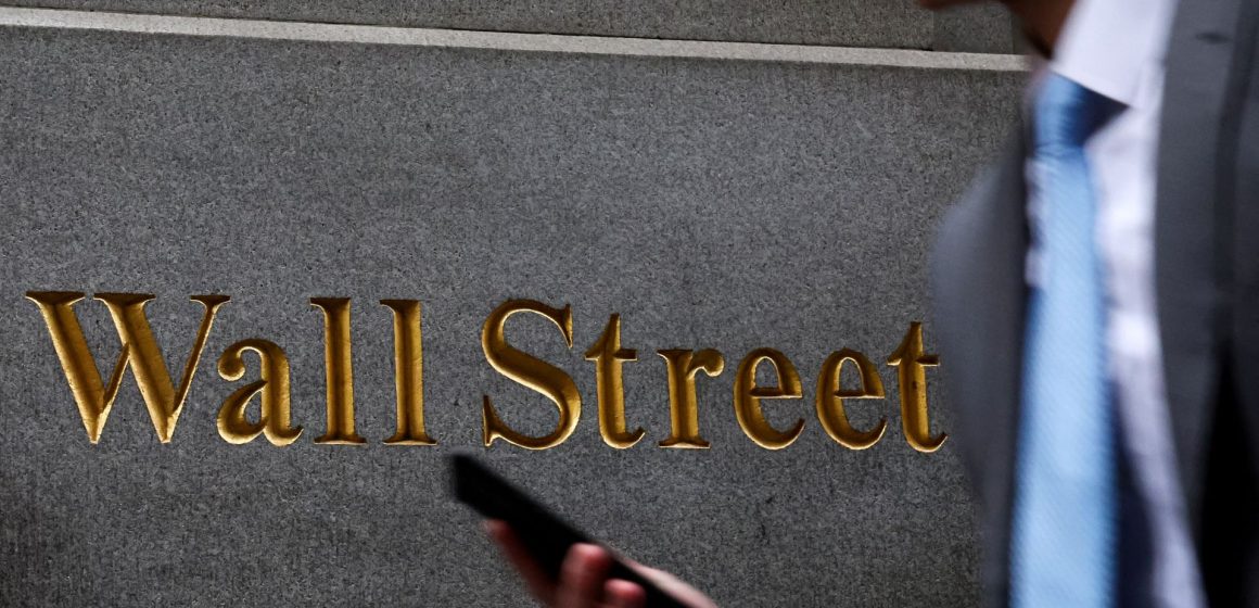 Homem caminha na Wall St. do lado de fora da Bolsa de Nova York - 07/04/2025 (Foto: REUTERS/Brendan McDermid)