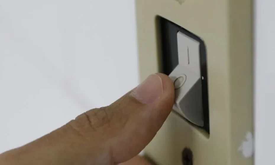 Consumo de energia elétrica, lâmpada e interruptor de luz. (Fernando Frazão/Agência Brasil)